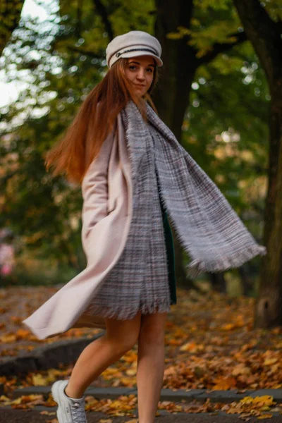 Retratos de chicas de otoño. Abrigo beige, sombrero, zapatillas blancas. Éxito — Foto de Stock