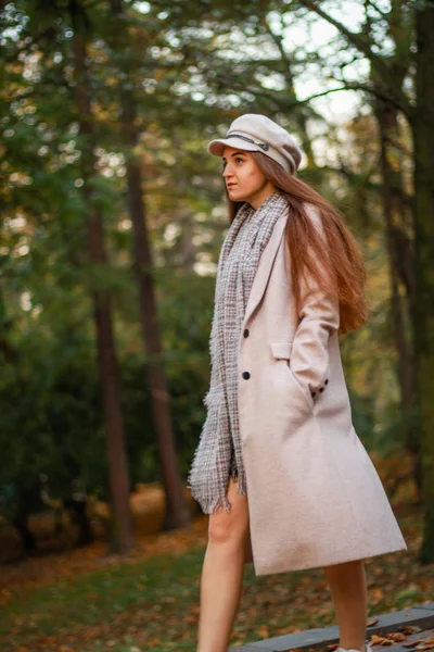 Retratos de chicas de otoño. Abrigo beige, sombrero, zapatillas blancas. Éxito — Foto de Stock