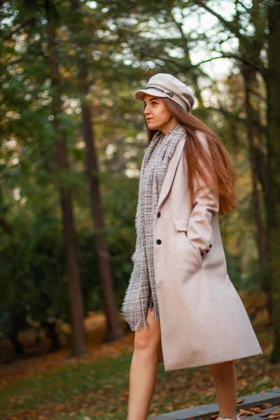 Autunno ragazza ritratti. Cappotto beige, cappello, scarpe bianche. Successivo — Foto Stock