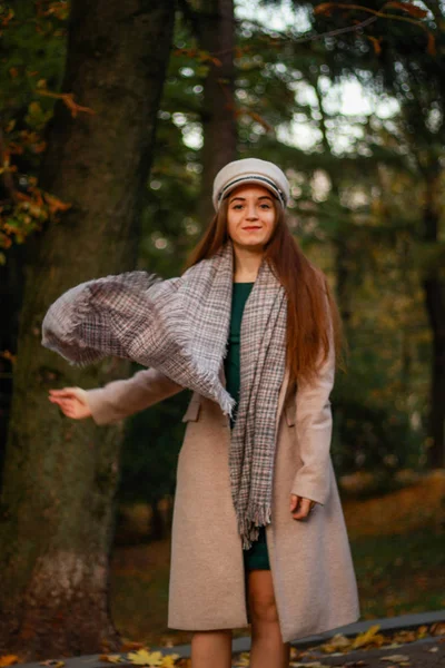 Sonbahar kızı portreleri. Bej ceket, şapka, beyaz spor ayakkabılar. Başarı — Stok fotoğraf