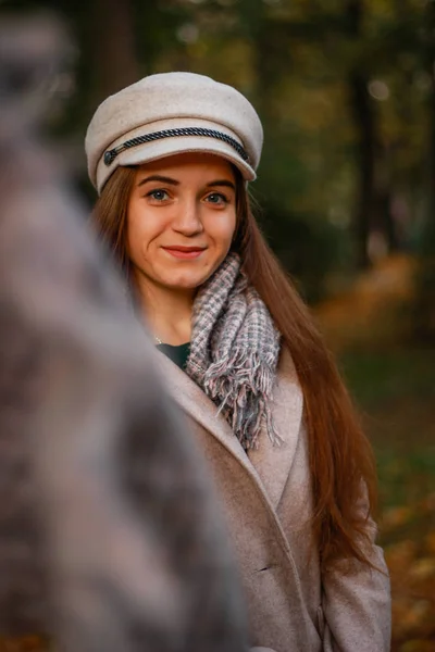 Herfst meisje portretten. Beige jas, hoed, witte sneakers. Succesf — Stockfoto
