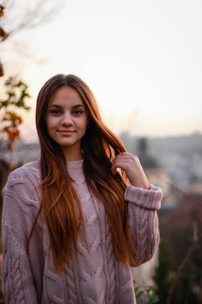 Retratos de raparigas do Outono. Pôr do sol. Camisola de malha rosa. Folha amarela — Fotografia de Stock