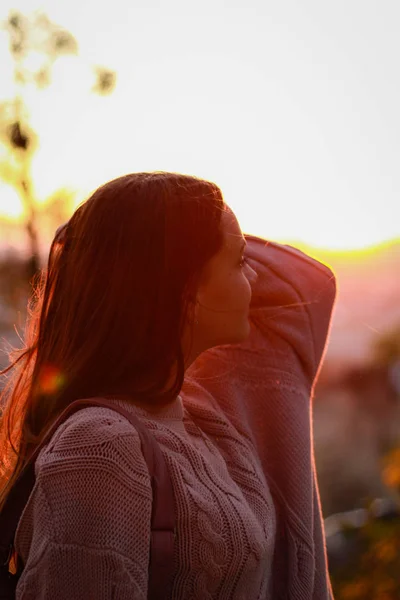 Retratos de raparigas do Outono. Pôr do sol. Camisola de malha rosa. Folha amarela — Fotografia de Stock