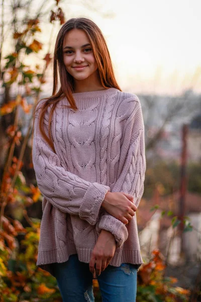Podzimní dívčí portréty. Západ slunce. Růžový pletený svetr. Žlutý list — Stock fotografie