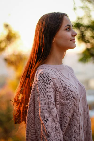 Retratos de raparigas do Outono. Pôr do sol. Camisola de malha rosa. Folha amarela — Fotografia de Stock