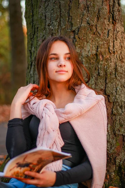 Podzimní dívčí portréty. Západ slunce. Růžový pletený svetr na ramenou — Stock fotografie