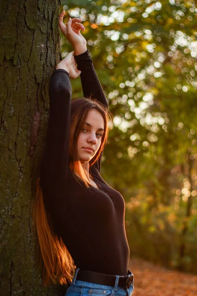 Herbstliche Mädchenporträts. Sonnenuntergang. schwarzes Trikot. Tänzer. Gelbe Lea — Stockfoto