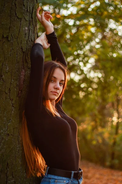 Retratos de chicas de otoño. Puesta de sol. Maillot negro. Bailarina. Pulga amarilla —  Fotos de Stock