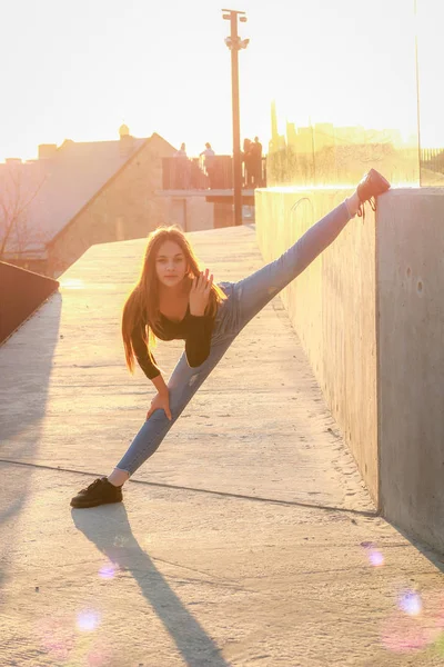 Portraits de fille d'automne. Coucher de soleil. Justaucorps noir. Danseuse, ficelle. Yel ! — Photo