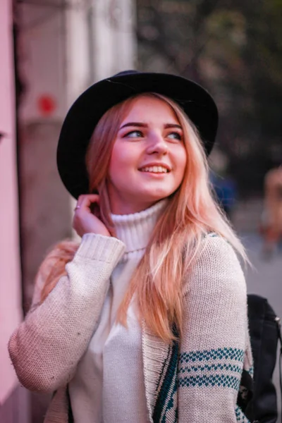 Retratos de raparigas do Outono. Modelo no centro da cidade velha de Lv — Fotografia de Stock