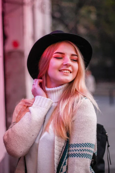 Retratos de raparigas do Outono. Modelo no centro da cidade velha de Lv — Fotografia de Stock