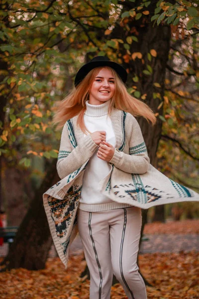 Retratos de chicas de otoño. El modelo gira en — Foto de Stock