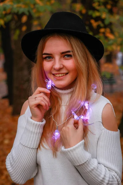 가을 소녀 초상화. 흰색 스웨터를 입고 화랑을 입은 모델입니다. — 스톡 사진