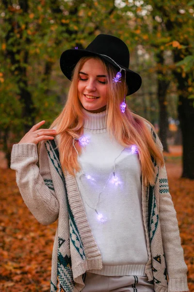 가을 소녀 초상화. 스웨터를 갈고 가는 모델 — 스톡 사진