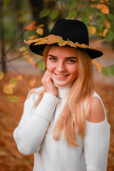 가을 소녀 초상화. 흰색 스웨터 모델입니다. 당신 과 함께 검은 모자 — 스톡 사진
