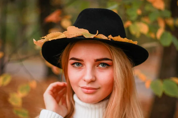 가을 소녀 초상화. 흰색 스웨터 모델입니다. 당신 과 함께 검은 모자 — 스톡 사진