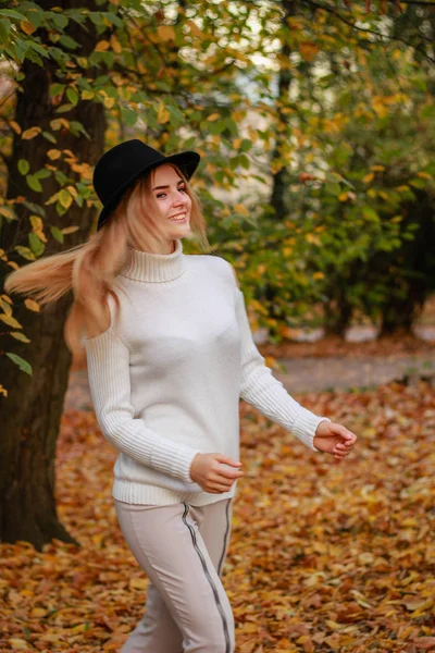 Retratos de chicas de otoño. Modelo en un suéter blanco está girando. Bla. — Foto de Stock