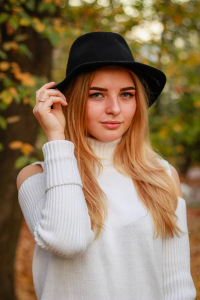 Herbstliche Mädchenporträts. Modell in weißem Pullover. schwarzer Hut. schreien — Stockfoto