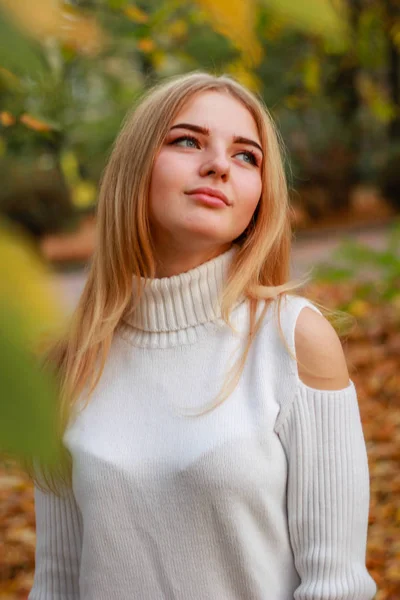 秋天的女孩的肖像。 模型在白色毛衣黄色叶子。 Atm — 图库照片