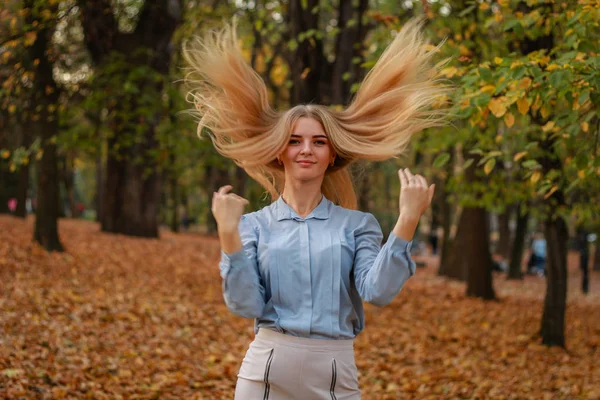 Retratos de raparigas do Outono. Modelo em camisa azul pastel. Cabelo voador . — Fotografia de Stock