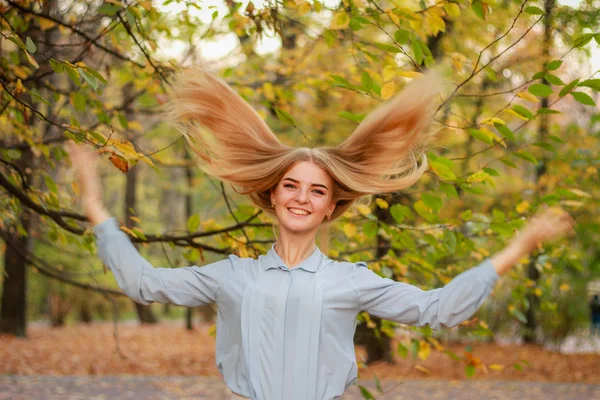 Podzimní dívčí portréty. Model v pastelově modré košili. Létající vlasy. — Stock fotografie