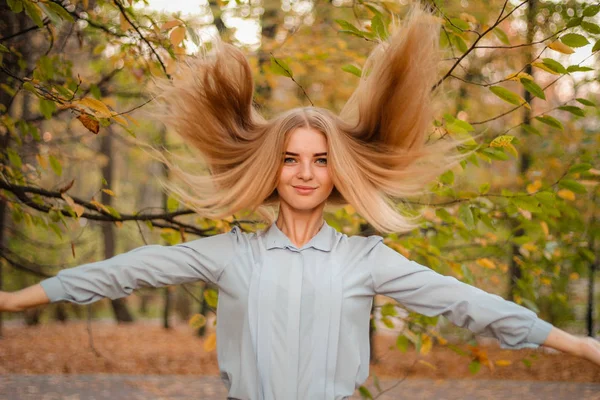 Höstflickeporträtt. Modell i pastellblå skjorta. Flygande hår. — Stockfoto