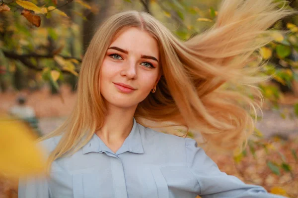 Retratos de raparigas do Outono. Modelo em camisa azul pastel. Cabelo voador . — Fotografia de Stock