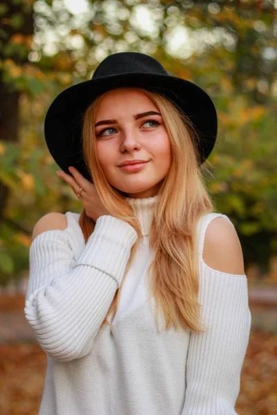 Retratos de raparigas do Outono. Modelo com uma camisola branca. Chapéu preto. Grita. — Fotografia de Stock