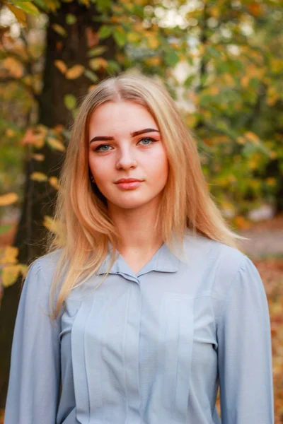 Podzimní dívčí portréty. Model v pastelově modré košili. Létající vlasy. — Stock fotografie