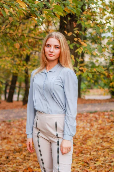 Herfst meisje portretten. Model in pastelblauw shirt. Vliegend haar. — Stockfoto