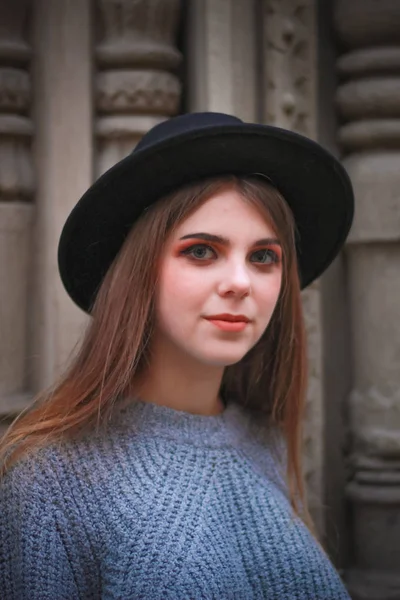 Κομψό φθινοπωρινό κορίτσι στο κέντρο της παλιάς πόλης. Πουλόβερ, καπέλο — Φωτογραφία Αρχείου