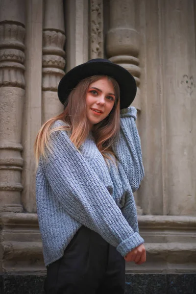 Menina de outono elegante no centro da cidade velha. Camisola, chapéu — Fotografia de Stock