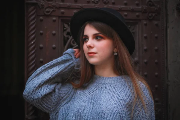Стильна осіння дівчина в центрі старого міста. светр, капелюх — стокове фото