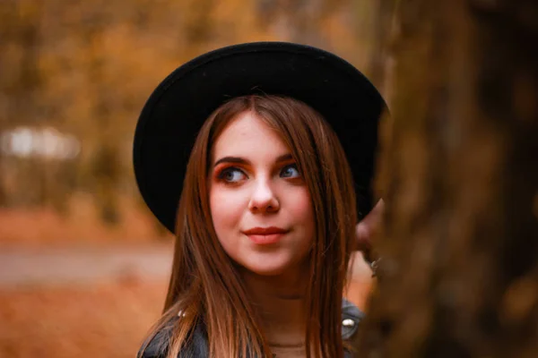 Stijlvol herfstmeisje in het park. Trui, hoed en leren jas — Stockfoto