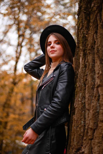 公园里的秋姑娘很时髦. 汗衫、帽子和皮夹克 — 图库照片