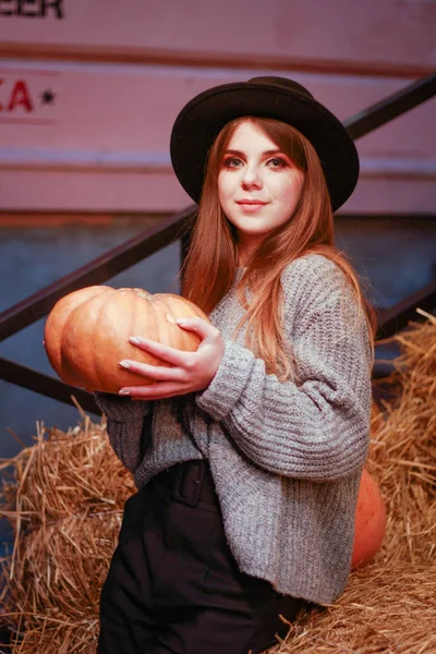 Menina de outono elegante com abóbora. Camisola, chapéu. Halloween em breve . — Fotografia de Stock
