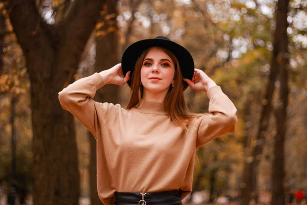 Herbstmädchen im Park. Pullover, Hut und Lederrock. stilvoll — Stockfoto