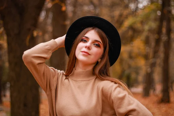 Осіння дівчина в парку. светр, капелюх і шкіряна спідниця. Стильний — стокове фото