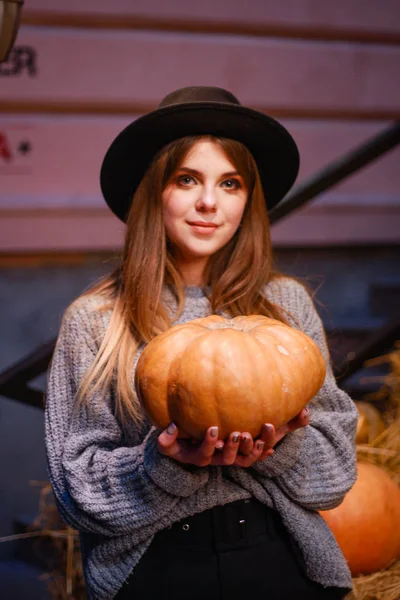 Stylová podzimní dívka s dýní. Svetr, klobouk. Halloween brzy. — Stock fotografie