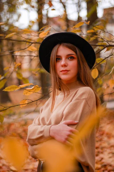 Herbstmädchen im Park. Pullover, Hut und Lederrock. stilvoll — Stockfoto