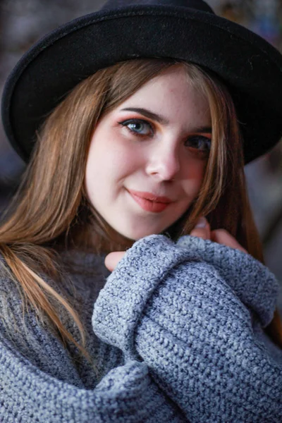 Κομψό φθινοπωρινό κορίτσι στο κέντρο της παλιάς πόλης. Πουλόβερ, καπέλο — Φωτογραφία Αρχείου