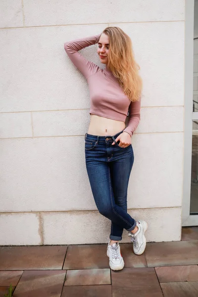 一个时髦女孩的肖像拍摄 米色阴影 2020年春季和夏季的趋势黑色裤子和米黄色作物顶部 — 图库照片