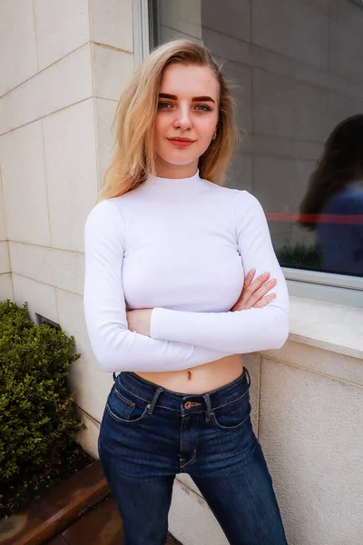 초상화 베이지 여름의 2020 0Black Pants White Crop Top — 스톡 사진