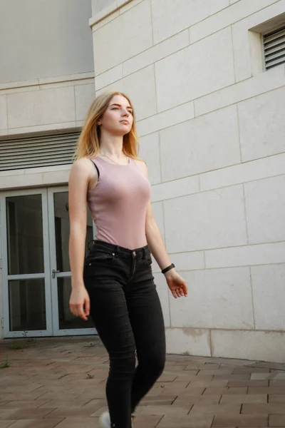 Retrato Una Chica Con Estilo Tonos Beige Tendencias Primavera Verano — Foto de Stock