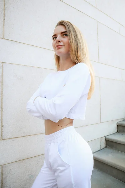 Retrato Una Chica Con Estilo Tonos Beige Tendencias Primavera Verano —  Fotos de Stock