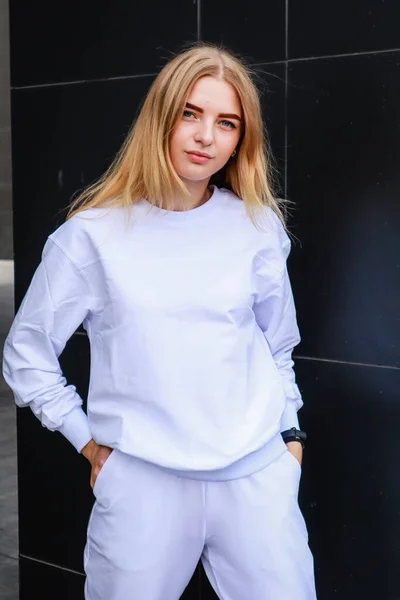 Retrato Una Chica Con Estilo Tonos Beige Tendencias Primavera Verano —  Fotos de Stock