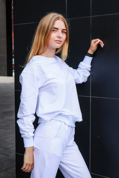 Retrato Una Chica Con Estilo Tonos Beige Tendencias Primavera Verano —  Fotos de Stock