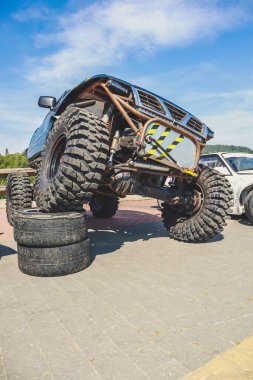 Akortlu araba. Asansör arabası. Bataklık için büyük lastikler.