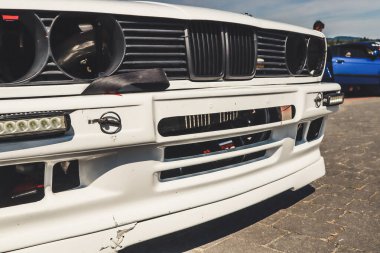 Sürüklenen beyaz araba ön tampon. Spor arabalar. Akort. Lastik..