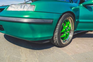 Stence kültürü, yeşil araba. Akort. Lastik lastikler şık. Düşük tahmini arabalar